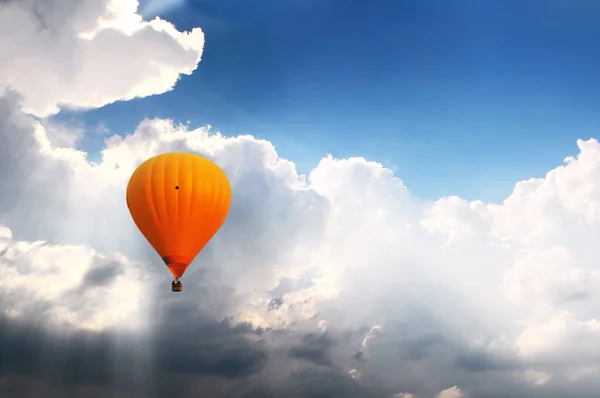 Orange Varmluftsballong Med Korg Blå Himmel Med Moln — Stockfoto