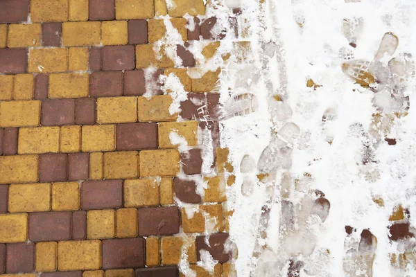 Вид Сверху Желто Коричневую Мощеную Улицу Обувью Белом Снегу — стоковое фото