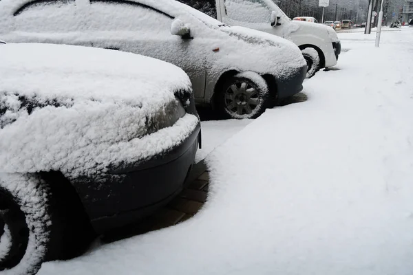 Припаркованные Машины Покрытые Снегом Зимней Улице — стоковое фото