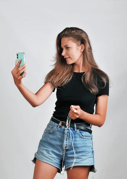 Portrait Cheerful Young Woman Wearing Black Shirt Jeans Shorts Taking — Foto Stock