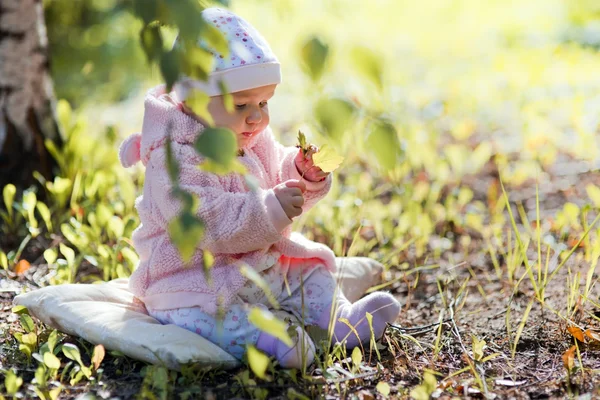 Liten flicka utomhus porträtt — Stockfoto