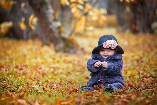 Μικρό πορτρέτο κορίτσι σε πάρκο του φθινοπώρου — Φωτογραφία Αρχείου