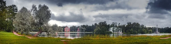 Catherine park. Panorama van een grote vijver — Stockfoto