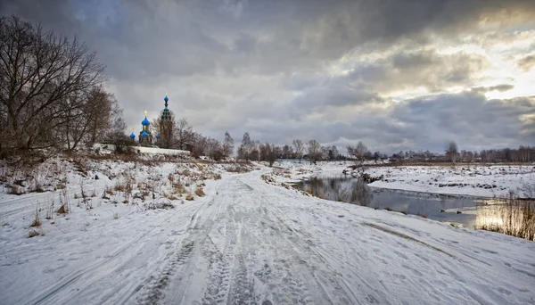 Зимовий пейзаж з церквою — стокове фото