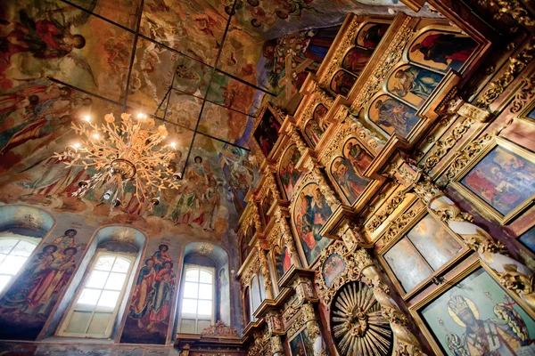 Catedral de la Transfiguración en Uglich. El interior de la cúpula y el iconostasio . —  Fotos de Stock