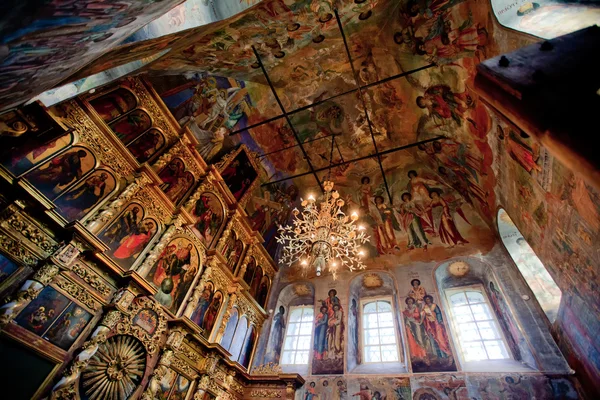 Transfiguration Cathedral in Uglich. The interior of the dome and iconostasis. — Stock Photo, Image