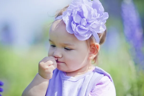 Porträt eines kleinen Mädchens in einem Blumenfeld — Stockfoto