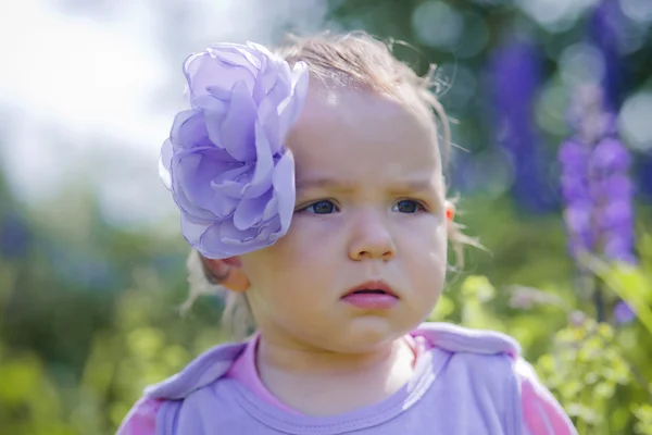 Ritratto di bambina in un campo di fiori — Foto Stock