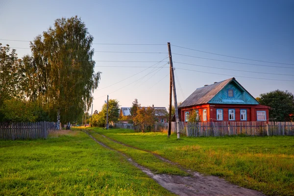 Gammalt trähus i byn — Stockfoto