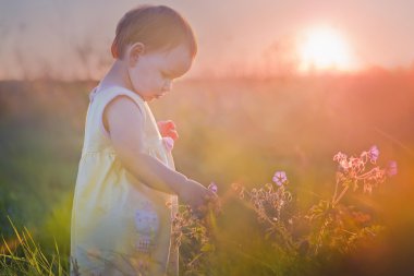 Çocuk bir çiçek alanı