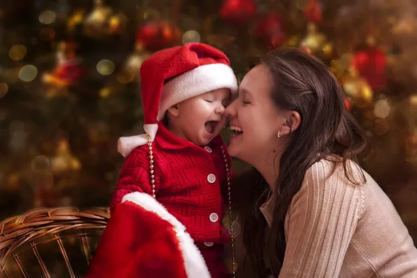 Porträt einer glücklichen Mutter und eines kleinen Babys — Stockfoto