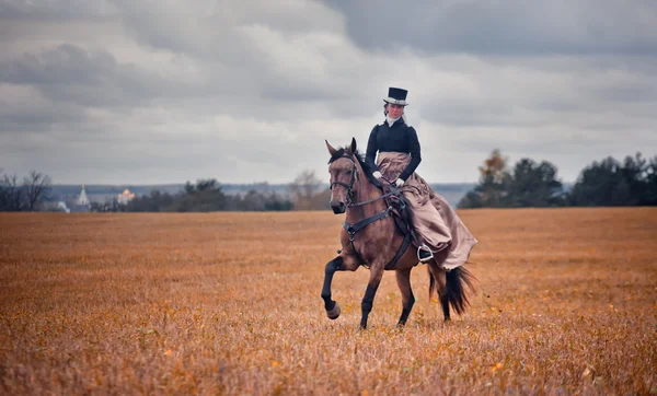 乗馬服の女性を持つ馬狩猟 — ストック写真