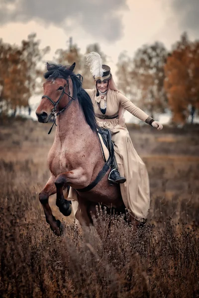 Häst-jakt med damer i ridning vana — Stockfoto