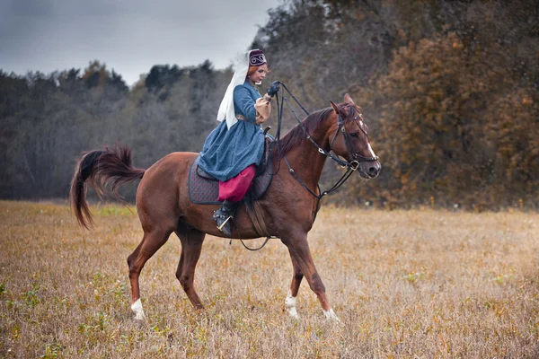 乗馬服の女性を持つ馬狩猟 — ストック写真