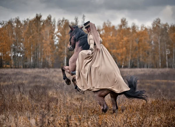 Häst-jakt med damer i ridning vana — Stockfoto