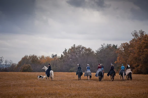 Caza de caballos con damas en hábito de montar — Foto de Stock