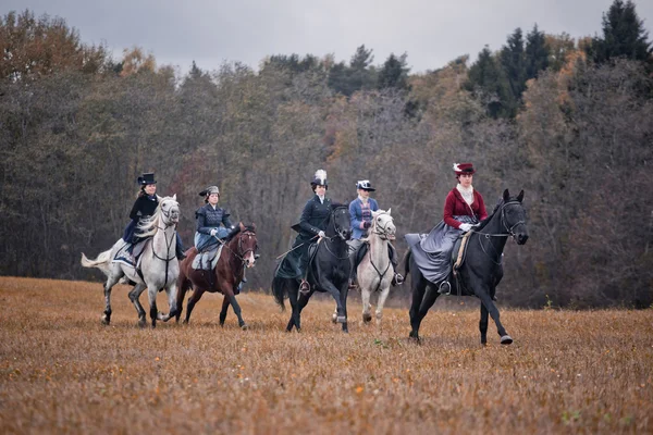 Paard-jacht met dames in Paardrijden gewoonte — Stockfoto
