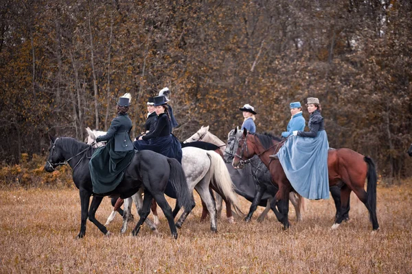 Paard-jacht met dames in Paardrijden gewoonte — Stockfoto