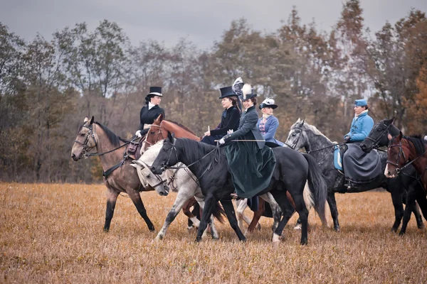 Häst-jakt med damer i ridning vana — Stockfoto