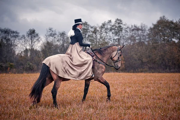 Chasse à cheval avec des dames dans l'habitude d'équitation — Photo