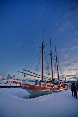 Helsinki tekneler ile kış liman