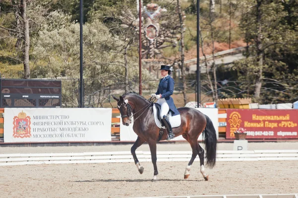 A vencedora Inessa Merculova a cavalo chamada Mister X — Fotografia de Stock