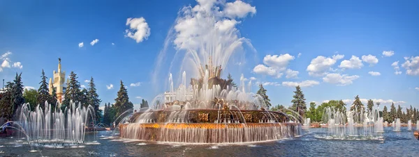 Brunnen kamennyj zwetok — Stockfoto