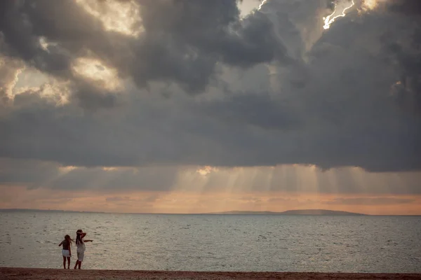 Due Sorelle Che Giocano Sulla Riva Del Mare Sera Estate — Foto Stock