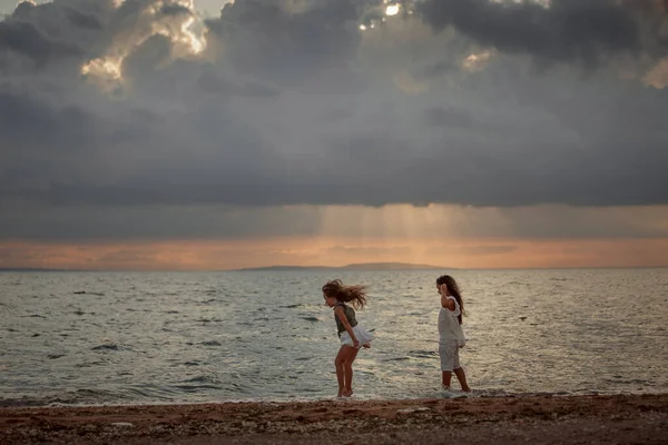 Due Sorelle Che Giocano Sulla Riva Del Mare Sera Estate — Foto Stock