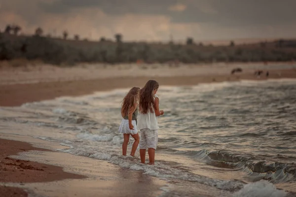 Две Сестры Играют Берегу Моря Летний Вечер — стоковое фото