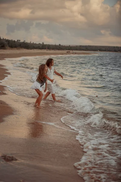 Deux Sœurs Jouant Sur Rivage Mer Soir Été — Photo