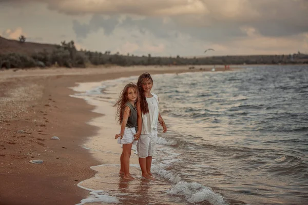 Duas Irmãs Brincando Costa Mar Noite Verão — Fotografia de Stock