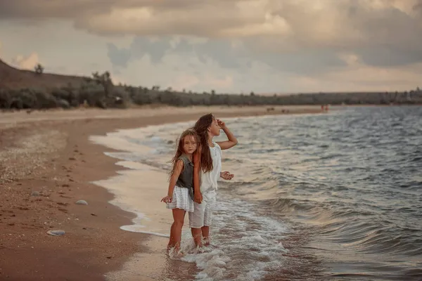 Dvě Sestry Létě Večer Hrají Břehu Moře — Stock fotografie