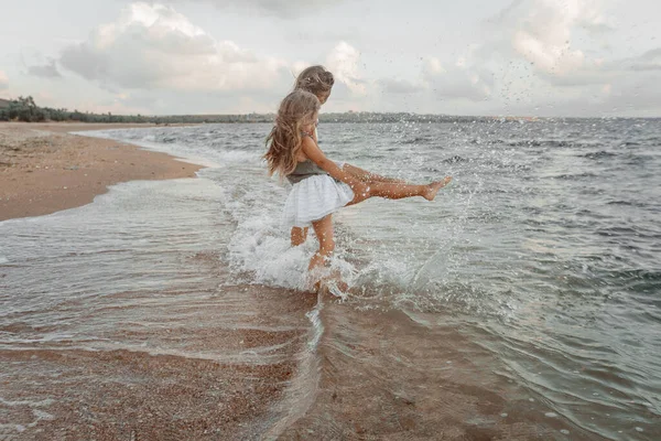 Two Sisters Playing Shore Sea Summer Evening — Stock Photo, Image