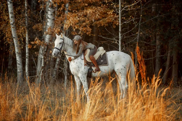 Belle Jeune Femme Dans Style Chasseur Anglais Porter Avec Knabstrupper — Photo