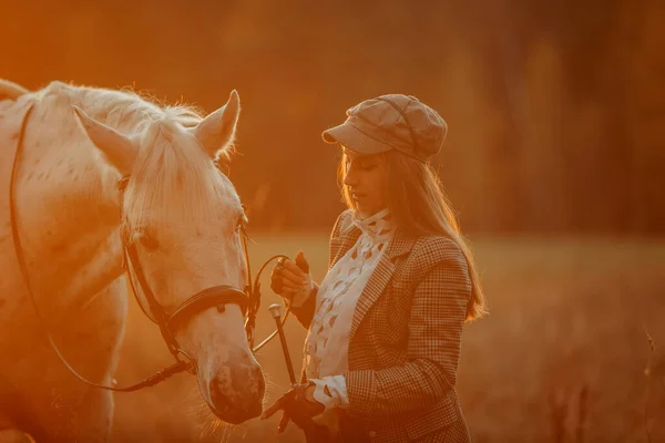 Hermosa Mujer Joven Estilo Desgaste Cazador Inglés Con Caballo Knabstrupper —  Fotos de Stock