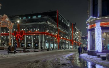 Kış gecesi TSUM (Merkezi Evrensel Mağazası) binası. Moskova, Rusya