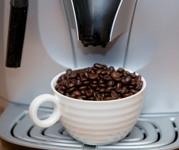 Xícara de grãos de café — Fotografia de Stock