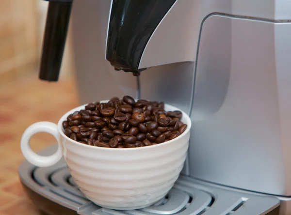 Xícara de grãos de café — Fotografia de Stock