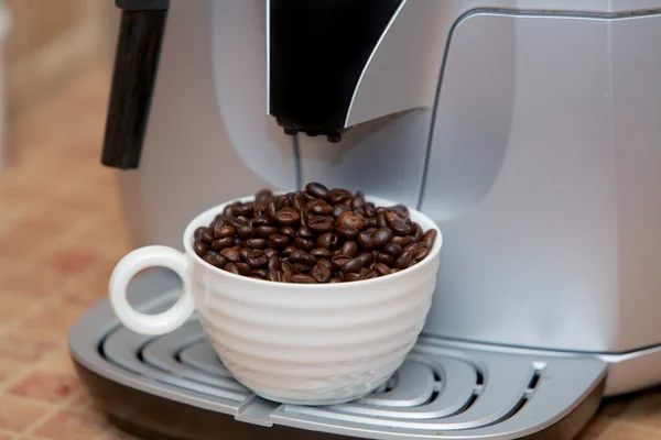 Xícara de grãos de café — Fotografia de Stock