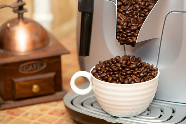 Xícara de grãos de café — Fotografia de Stock