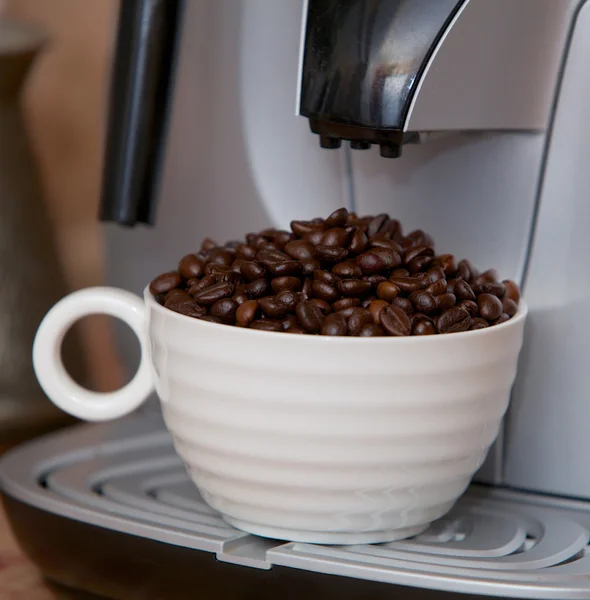 Xícara de grãos de café — Fotografia de Stock