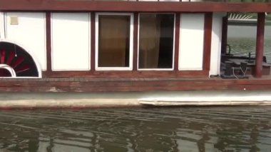 açık, sıcak, güneşli bir günde, bir küçük zevk teknesi nehirde yüzüyor.