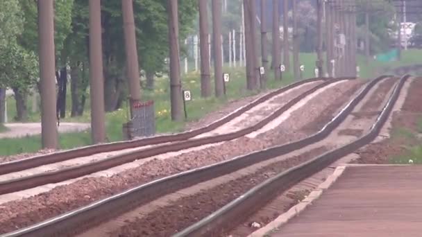 Section du chemin de fer sur une chaude journée d'été — Video