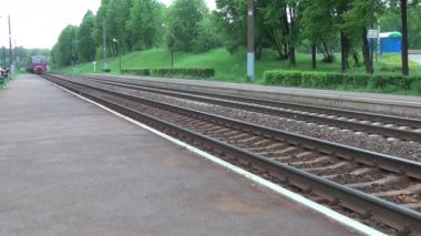 sıcak yaz günü gelen tren