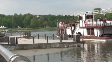 açık, sıcak, güneşli bir günde, bir küçük zevk teknesi nehirde yüzüyor.