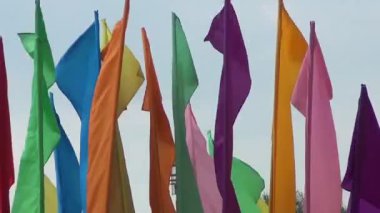 renkli bayrakları rüzgarda sway