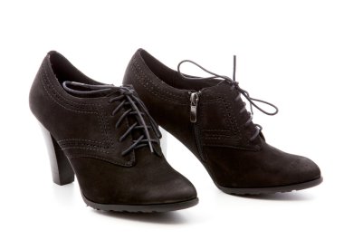 siyah, beyaz bir arka planda kadın ayakkabı