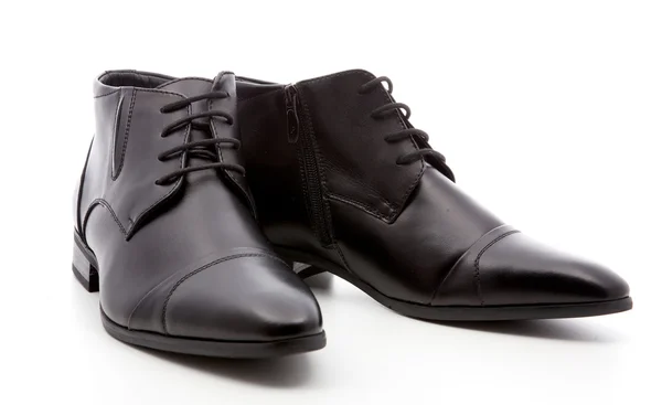 Zwart, man's schoenen op een witte achtergrond — Stockfoto
