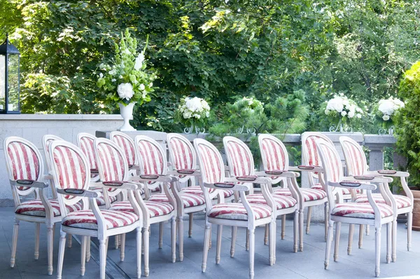 Sandalyeler düğün töreni için hazır — Ücretsiz Stok Fotoğraf